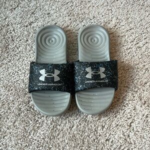 Under Armour boys slides, size 12k